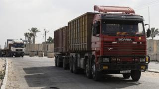 Lorries at the entrance to the Kerem Shalom crossing in the southern Gaza Strip (17 July 2018)