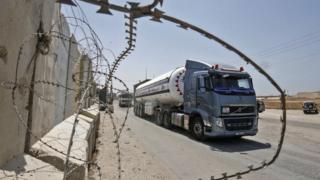 File photo showing a lorry waiting at the Kerem Shalom cargo crossing in the southern Gaza Strip town of Rafah (24 July 2018)