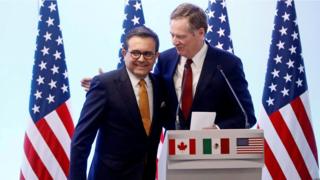 U.S. Trade Representative Robert Lighthizer embraces Mexican Economy Minister Ildefonso Guajardo during a joint news conference on the closing of the seventh round of NAFTA talks in Mexico City, Mexico March 5, 2018.