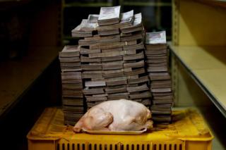 A 2.4kg chicken next to 14,600,000 bolivars
