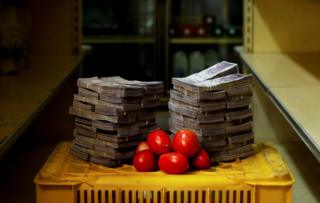 A kilogram of tomatoes next to 5,000,000 bolivars