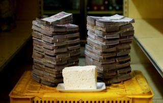 A kilogram of cheese next to 7,500,000 bolivars