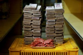 A kilogram of meat next to 9,500,000 bolivars