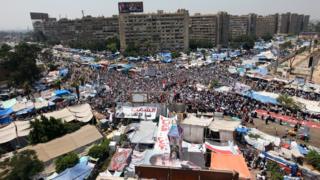 Hundreds gather at cross section of two roads in Cairo in 2013