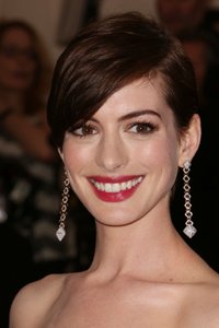 Anne Hathaway has grown out her short layers into a sweeping side fringe that looks chic and elegant.