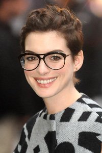 Crops don ’t mean you can ’t take on aspects of an updo! Anne Hathaway has has grow her hair out on top so she can plait it and create the illusion of longer hair – clever!