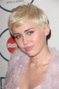 A cool platinum blonde, Miley Cyrus ’ demonstrates how the crop can work on women of every age.