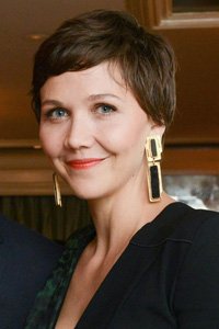 We love Maggie Gyllenhaal ’s side parted pixie cut. Not only does it flatter her dainty features, she proves that short can be feminine and sexy.