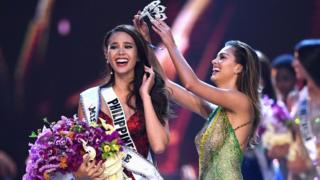 Miss Philippines Catriona Gray being crowned Miss Universe