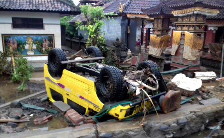 epa07246112 A handout photo made available by the Indonesia's national disaster management (BNPB) shows a ruined car that was rolled over after a tsunami hit Sunda Strait, in Anyer, Banten, Indonesia, 23 December 2018. According to BNPB, at least 43 people dead and 584 others have been injured. EPA/BNPB / HANDOUT HANDOUT EDITORIAL USE ONLY/NO SALES