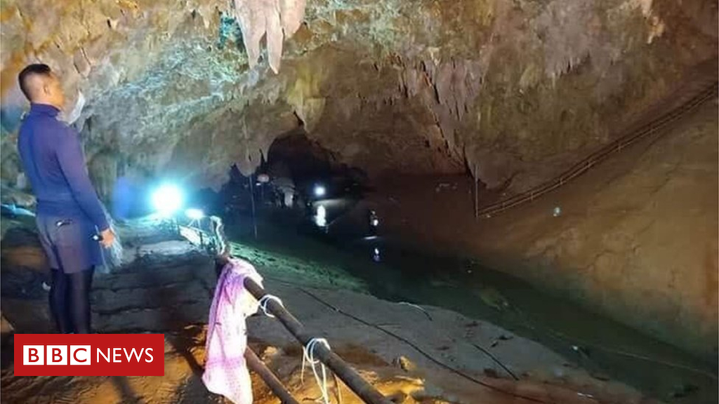 Thai cave: Rising water stops divers in search of missing boys