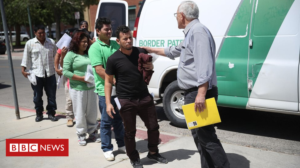 US border dealers halt migrant circle of relatives prosecutions