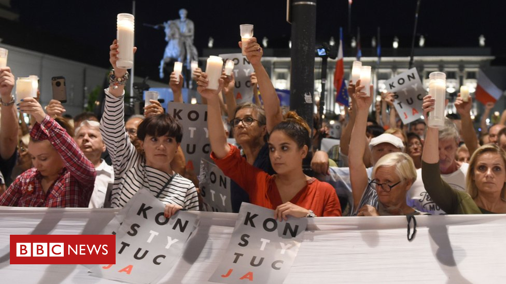 Poland protests: Heaps rally towards courtroom changes