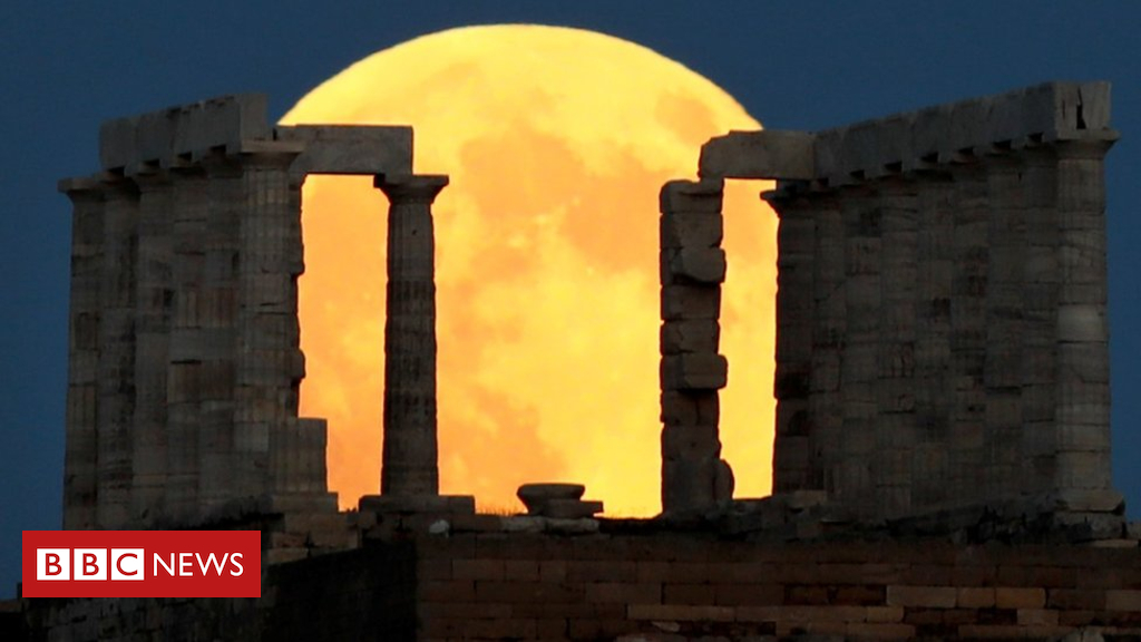 In pictures: Blood moon across the international