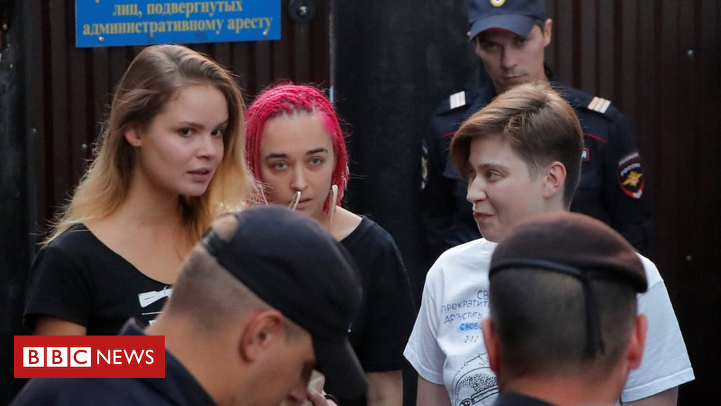 Russia World Cup: Pussy Insurrection protesters detained on leaving prison