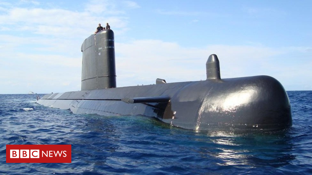 Spain's new submarine 'too massive for its dock'
