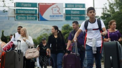 Venezuelans pass into Colombia as trouble deepens