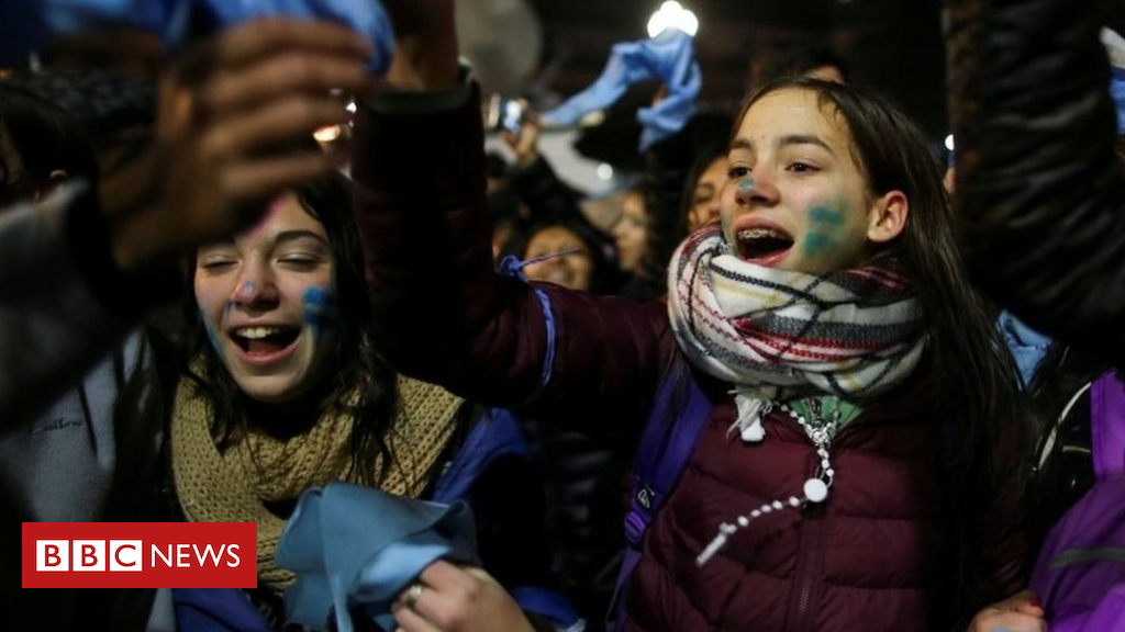 Argentina abortion: Senate defeats invoice legalising it at as much as 14 weeks