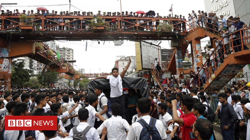 Bangladesh teenagers challenging highway protection paralyse Dhaka