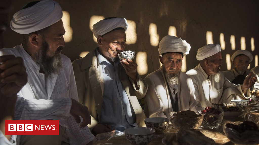 China Uighurs: Xinjiang ban on lengthy beards and veils
