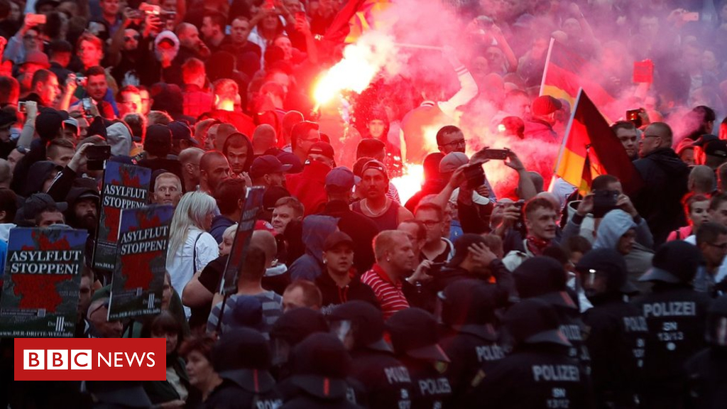 Germany migrants: Protesters face off in Chemnitz