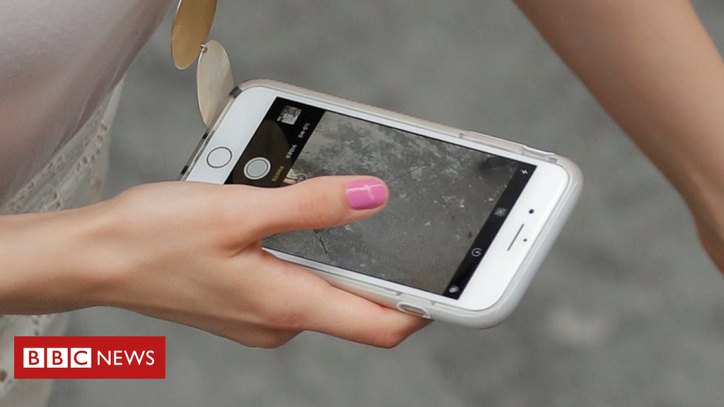 Lady sues US border sellers over seized iPhone