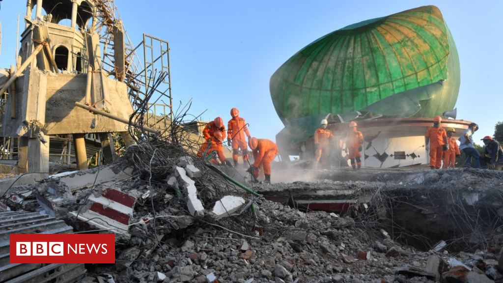 Lombok quake: Rescuers seek collapsed mosque for survivors