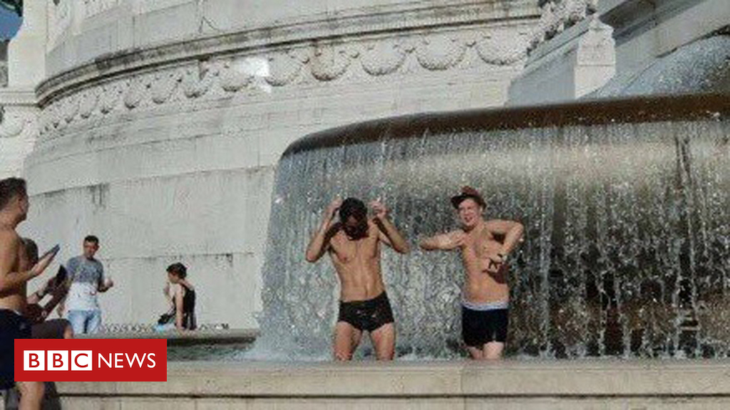Police hunt for tourists who stripped off in Rome fountain