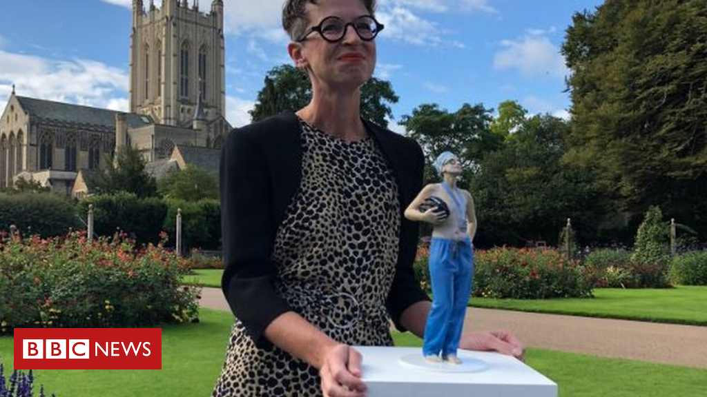 Breast cancer surgeon Dr Liz O'Riordan unveils statue of herself