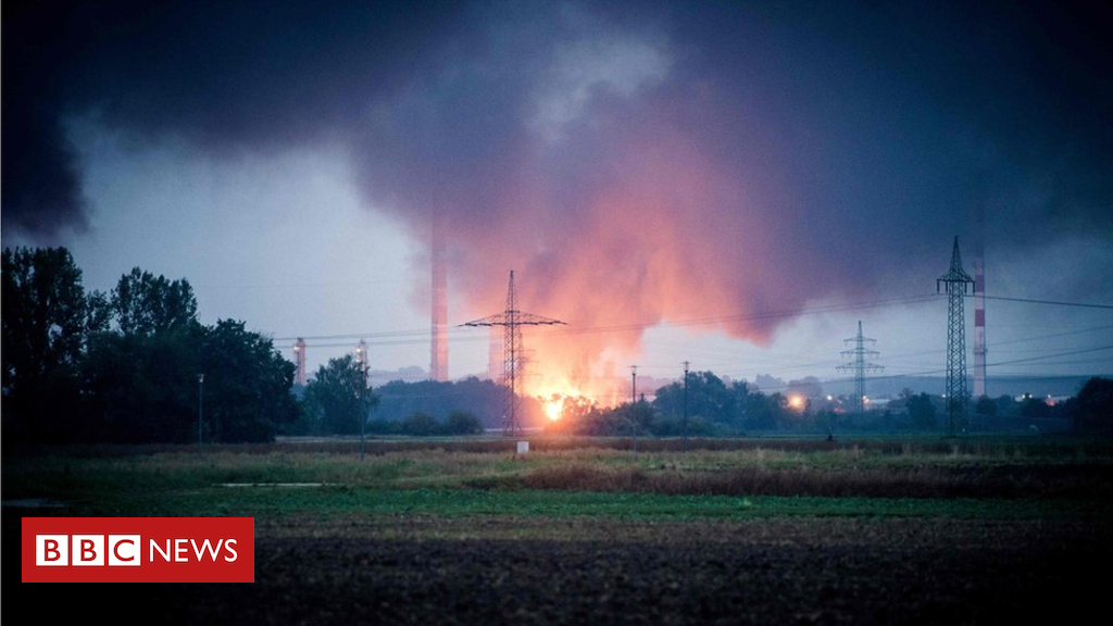 German refinery explosion: 8 injured and 1,800 evacuated