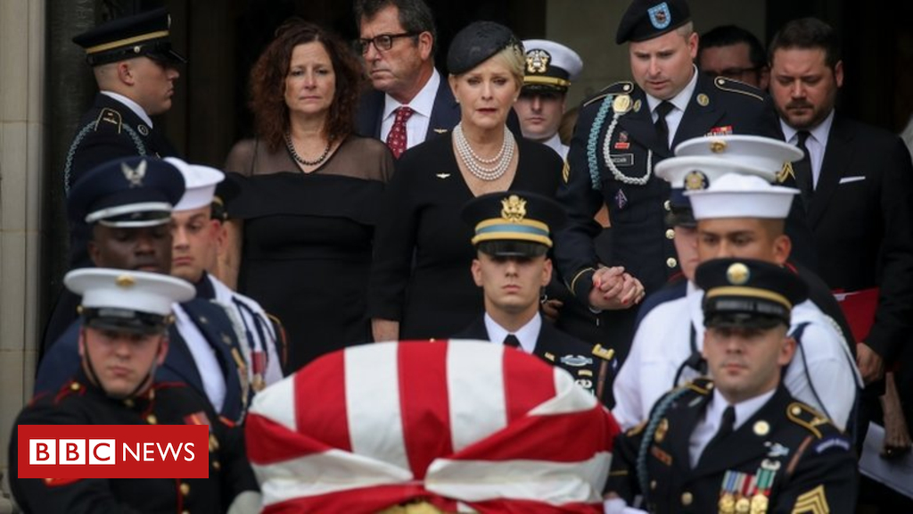 In footage: Presidents and family members accumulate for McCain