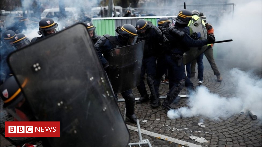France fuel protests: Police in Paris fireplace tear gas