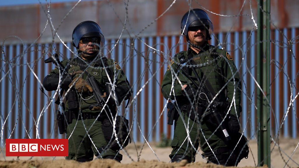 Mexico Caravan: US shuts crossing after migrants rush Tijuana border