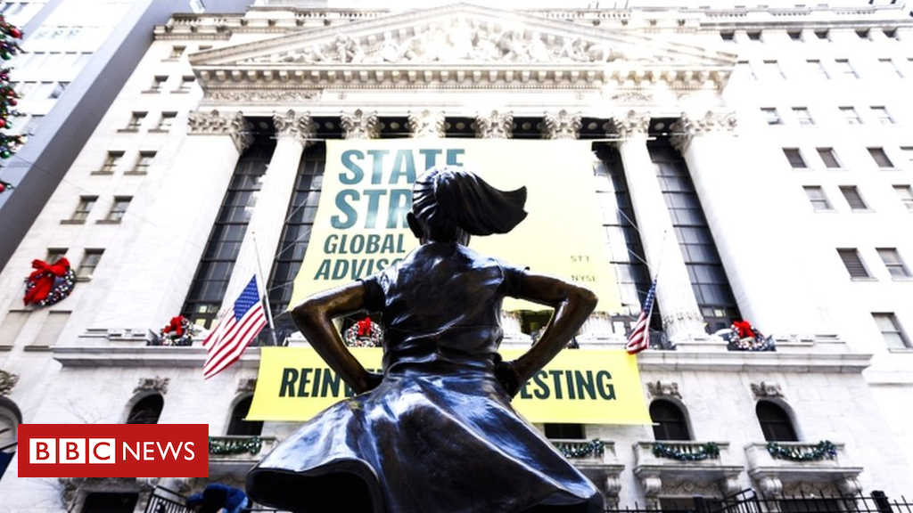 Fearless Lady statue gets new spot outdoor NY Stock Change