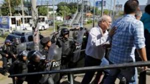 Nicaragua police beat journalists, reviews