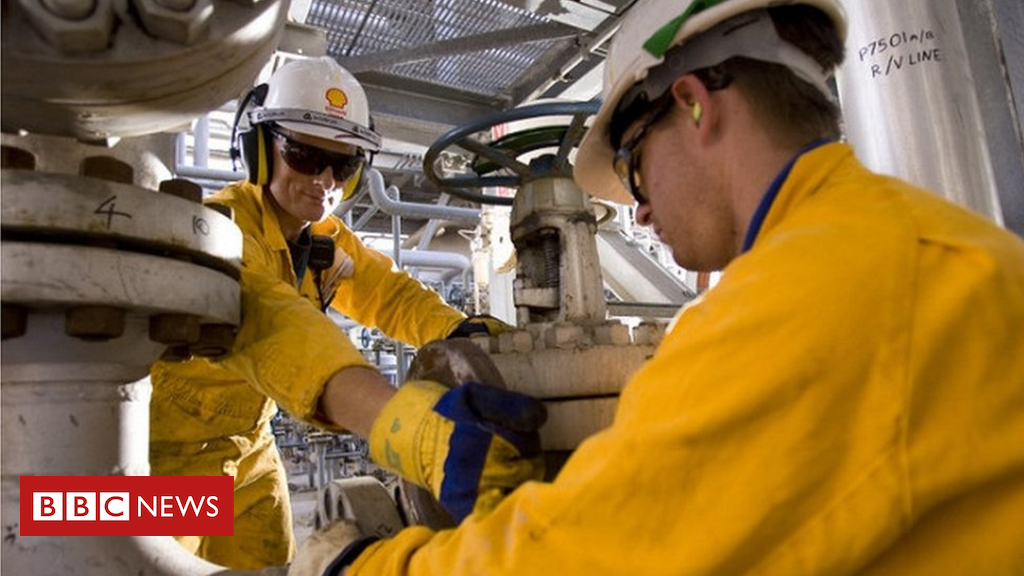Royal Dutch Shell ties executive pay to carbon relief