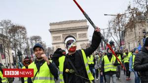 'Yellow-vest' protesters defy government to gather in Paris