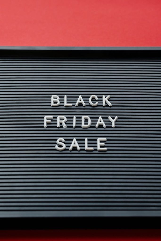 📈 November retail sales unexpectedly increased, boosting hopes for strong holiday spending.